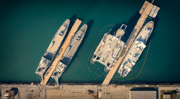 Foto barche ormeggiate al porto