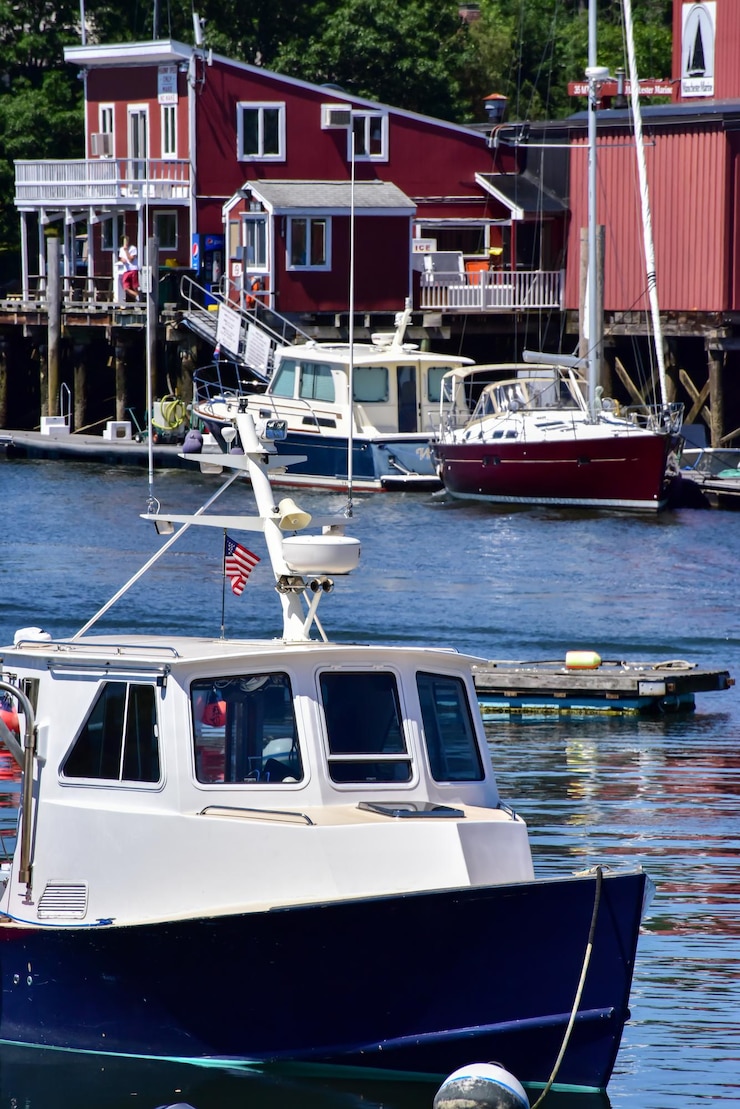 Photo boats moored at harbor