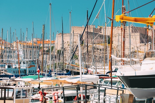 Photo boats moored at harbor