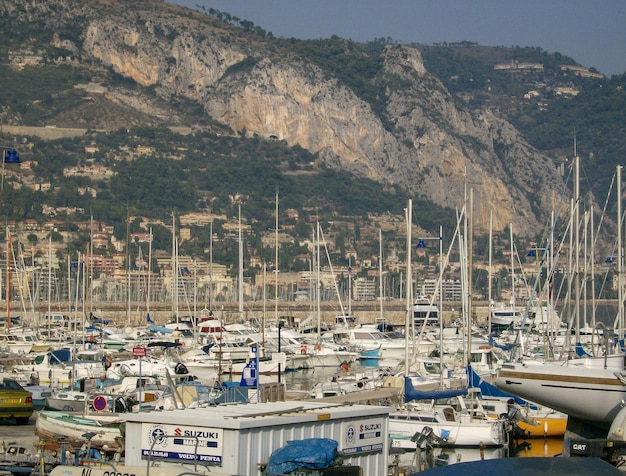 Photo boats moored at harbor