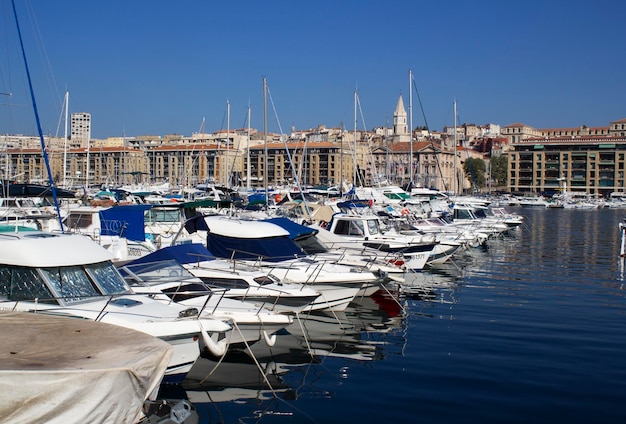 Photo boats moored at harbor