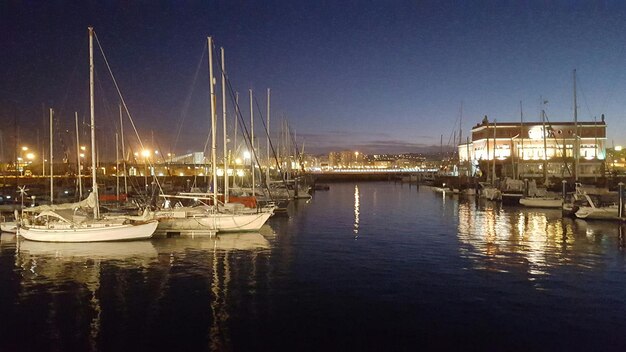 Photo boats moored at harbor