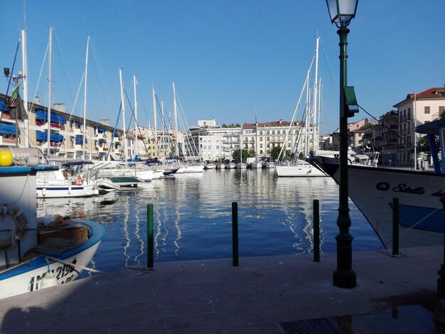 Photo boats moored in harbor