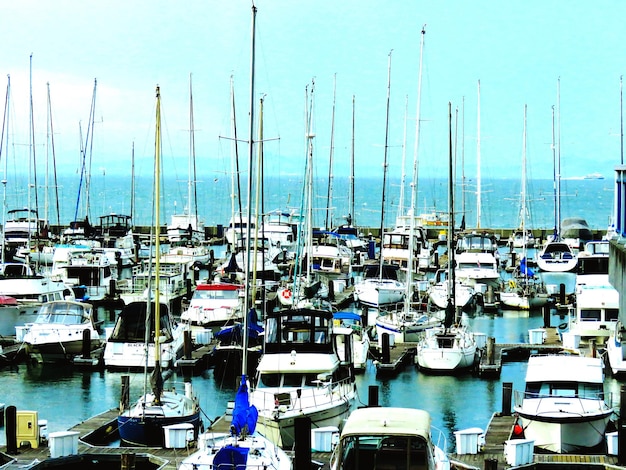 Photo boats moored in harbor