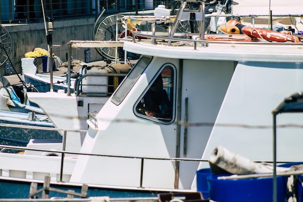 Photo boats moored at harbor