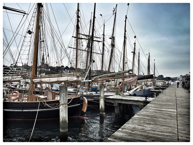 Foto barche ormeggiate al porto