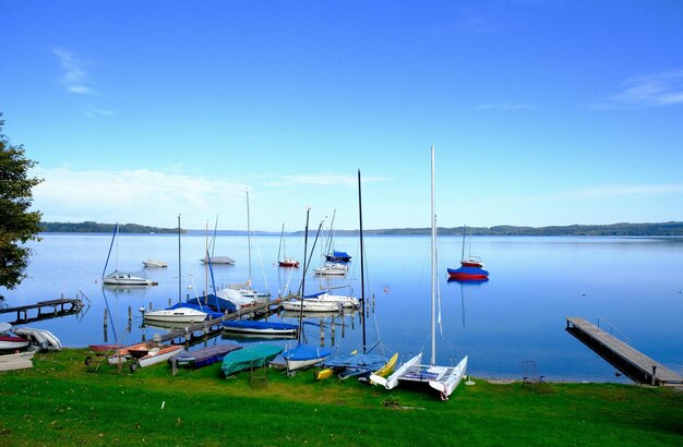 Photo boats moored at harbor