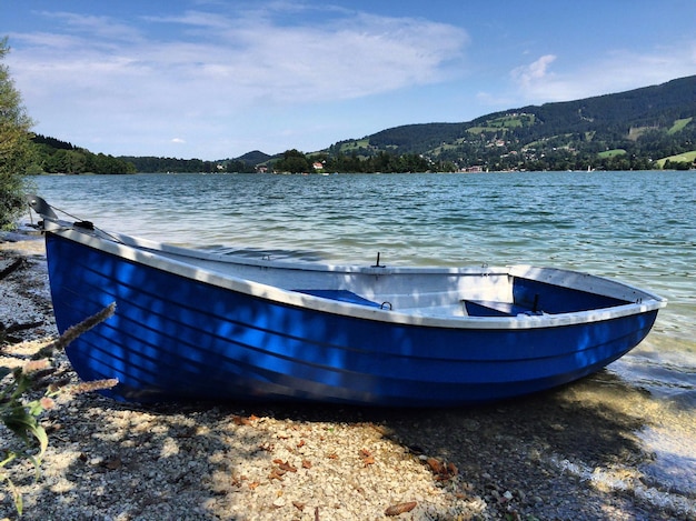 写真 静かな湖に停泊したボート