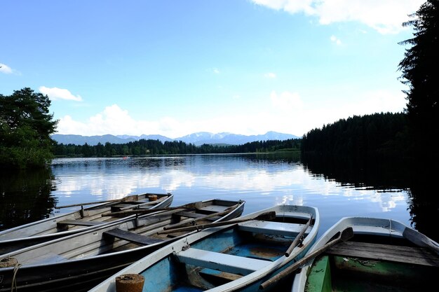 写真 空に向かって湖に停泊したボート