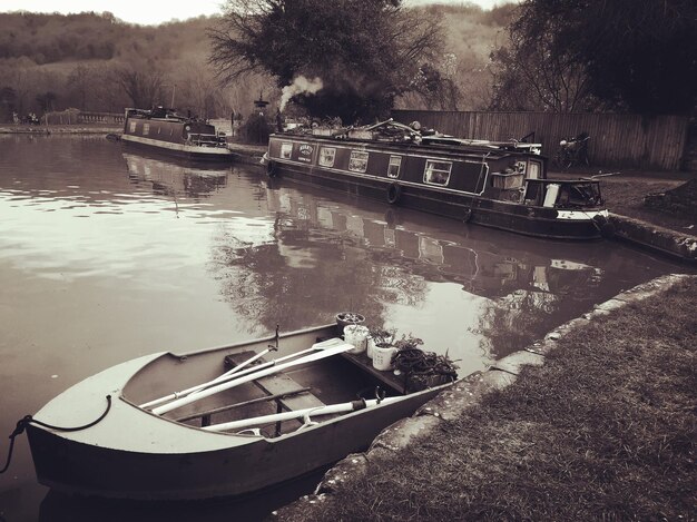 Photo boats moored at kennet and avon canal