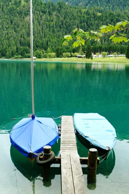 Photo boats moored in lake