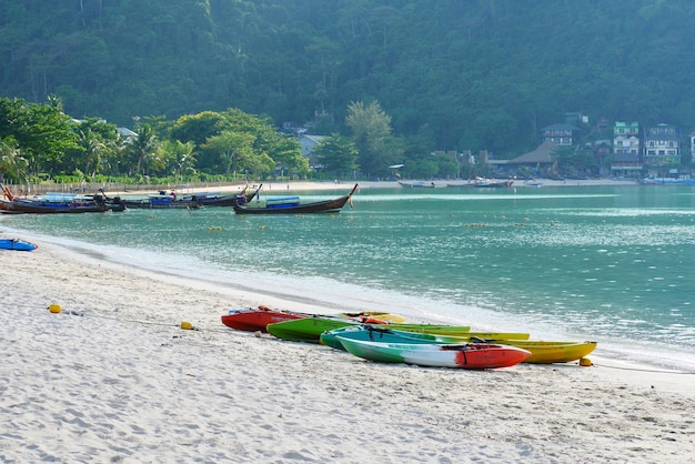 写真 海岸に停泊したボート