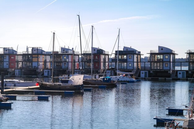 Photo boats moored at port against sky