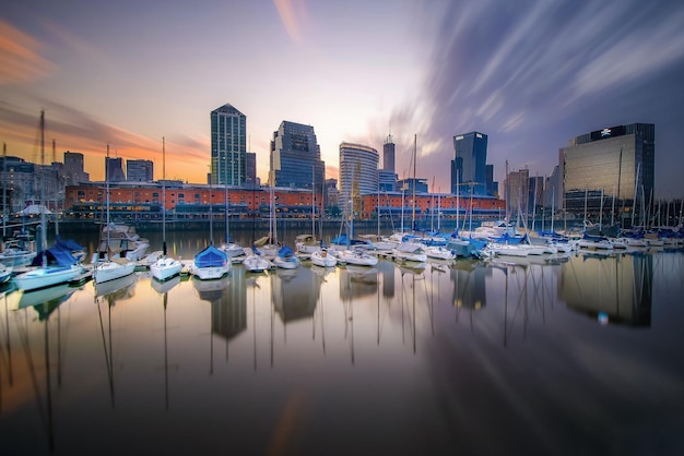 Photo boats moored in river against buildings