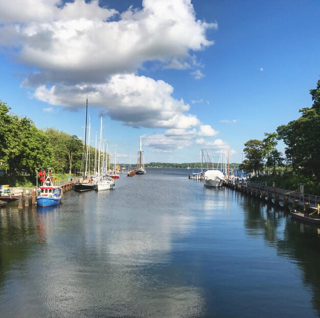 Photo boats moored on river against sky