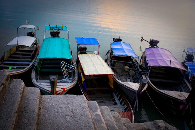 Photo boats moored on sea against sky