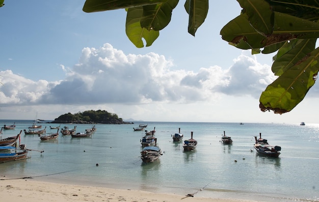 Photo boats moored in sea against sky