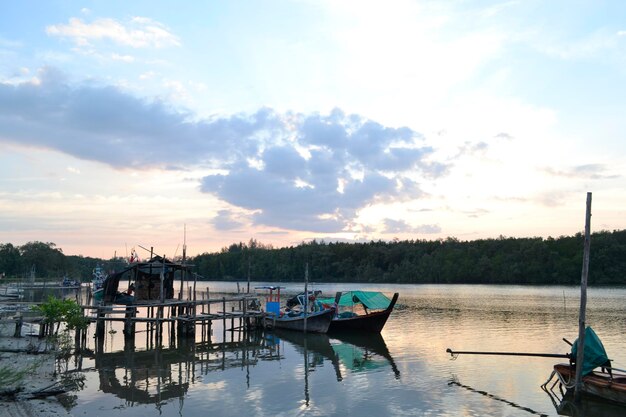 Photo boats moored in sea against sky