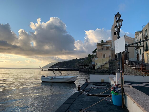 Foto barche ormeggiate in mare da edifici contro il cielo durante il tramonto