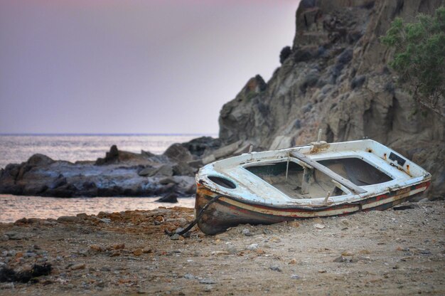 Photo boats moored in sea