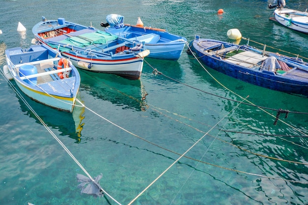 Photo boats moored in sea