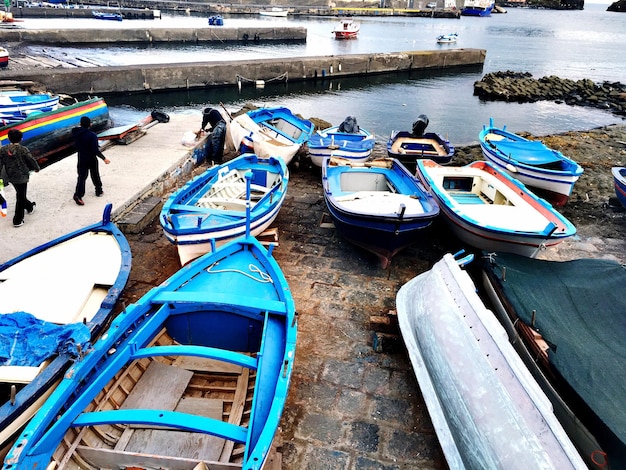 Photo boats moored at seaside