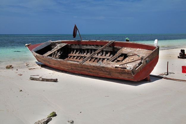 Barche sulla spiaggia di nungwi di zanzibar, tanzania