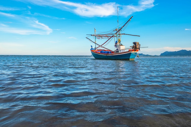 Лодки на стоянке у моря и прекрасного неба