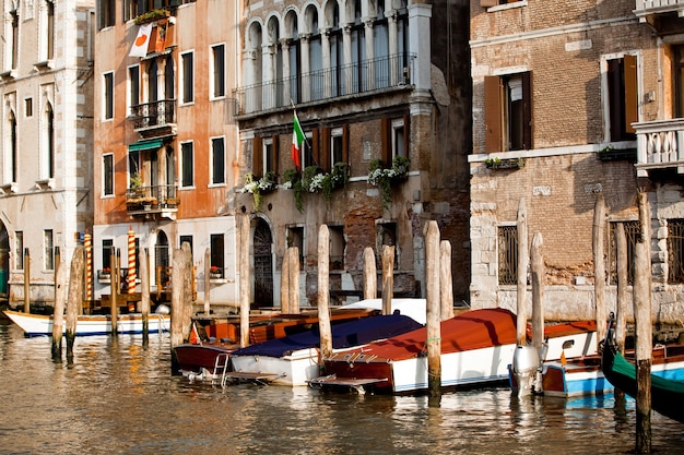 Photo boats parking in venice city in italy