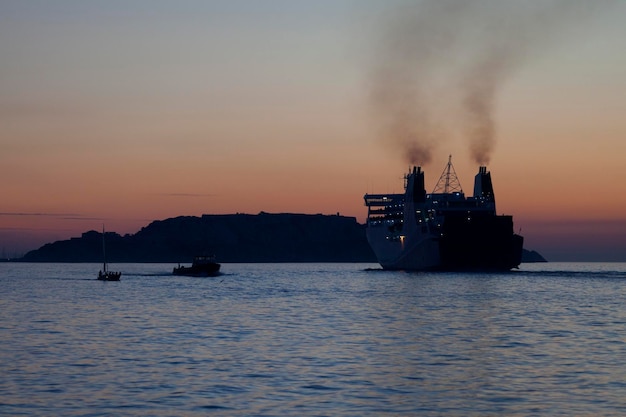 Лодки проходят перед небольшим архипелагом под названием Les Iles Острова на английском языке у побережья Марселя