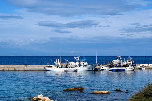 푸른 바다 물, Halkidiki, 그리스에 Nea Roda의 항구에서 보트