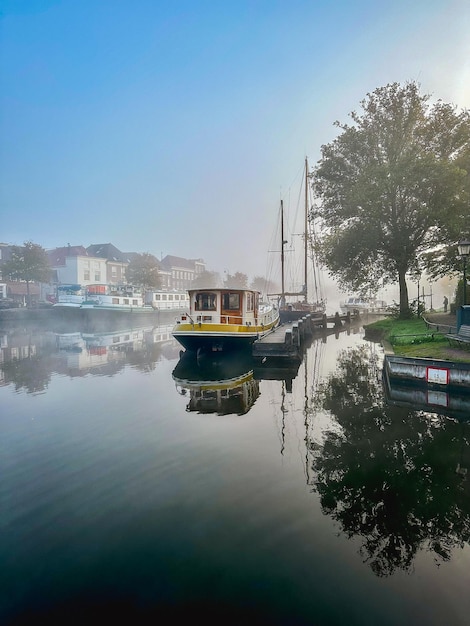 Photo boats in river against clear blue sky