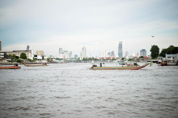 Photo boats on river against sky