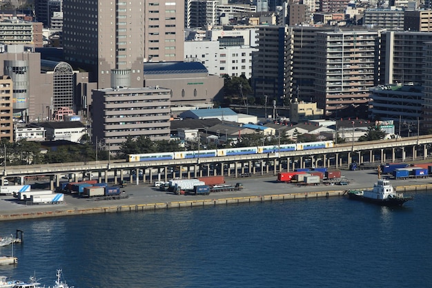 川のボートと街の建物