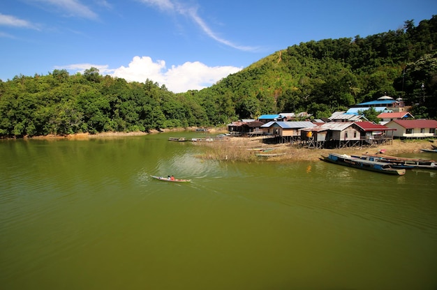 Foto barche sul fiume con case sullo sfondo