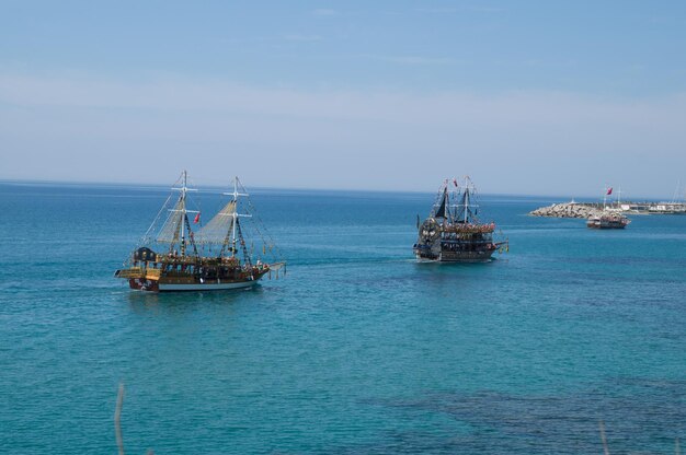 Foto barche che navigano nel mare blu