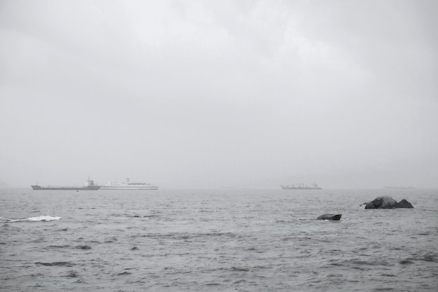 Photo boats sailing in calm sea against sky