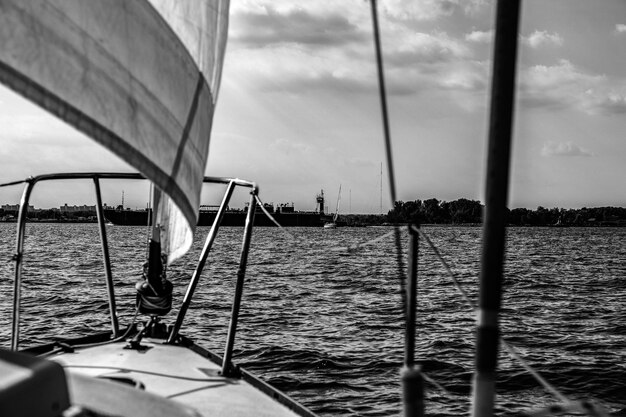 Foto barche che navigano sul mare contro il cielo