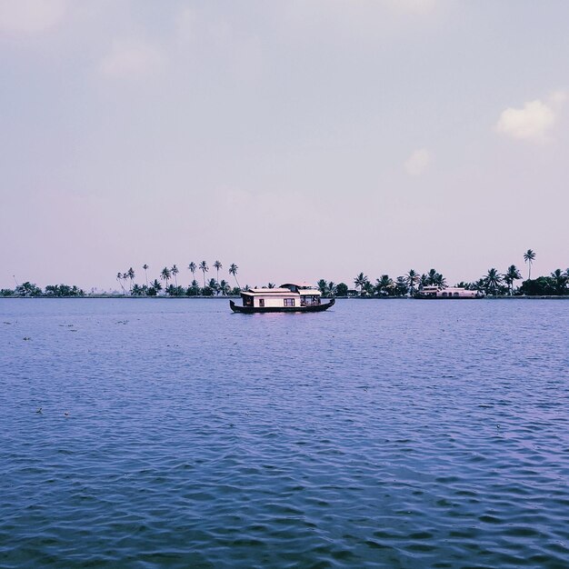 Photo boats sailing in sea against sky