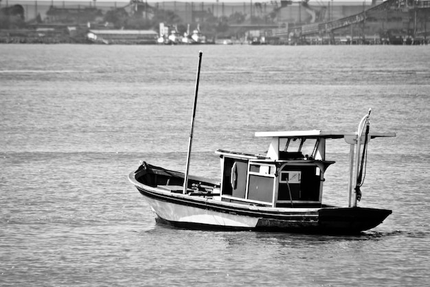 Foto barche che navigano in mare