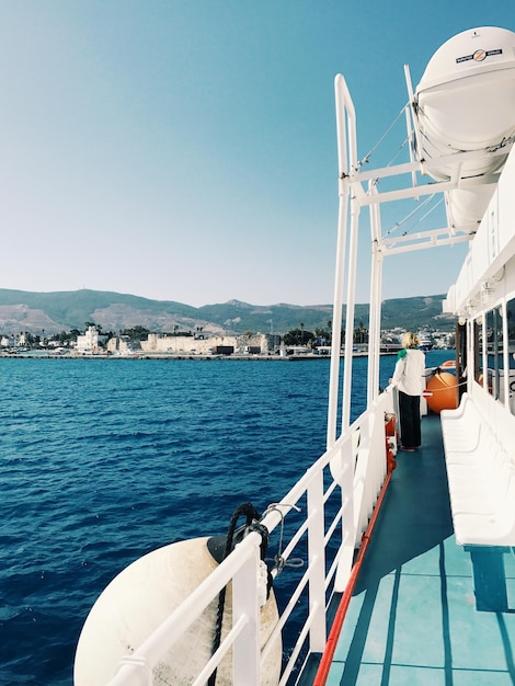Лодки в море на чистом голубом небе