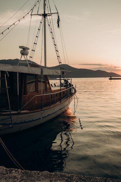 Лодки в море на фоне неба во время захода солнца