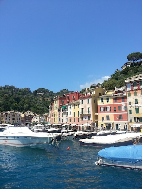 Photo boats in sea with buildings in background