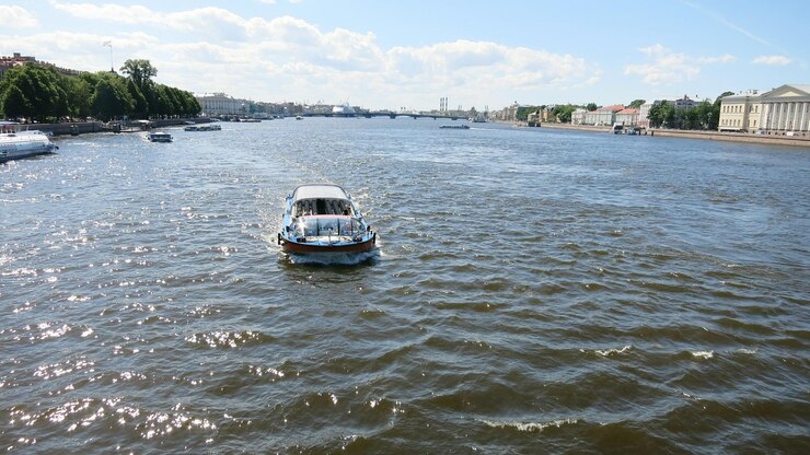 Фотография лодки в море