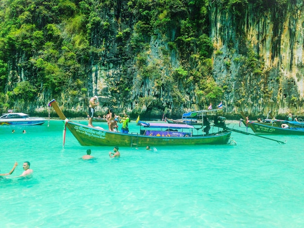 Photo boats in swimming pool