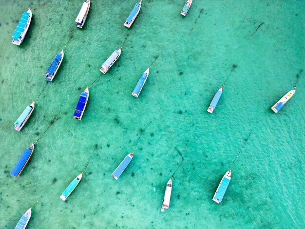 Foto barche sul mare tropicale a belitung, in indonesia