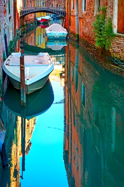 Foto barche e specchio d'acqua del canale veneziano, venezia, italy
