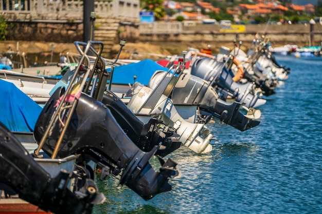 Foto barche a motore sull'acqua