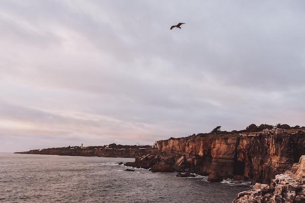 Boca do Inferno 또는 일몰의 Cascais Portugal에서 지옥의 입