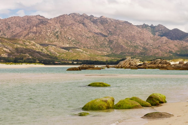 Foto la spiaggia di boca do río a carnota con il monte pindo sullo sfondo.